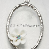 白色五瓣花橢圓連接墜飾