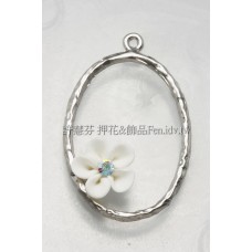 白色五瓣花橢圓連接墜飾