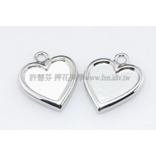 正白花漾心形墜飾20*25mm-1個