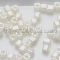 1.5mm方管日本珠-不透明亮彩米白色-5g