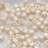 1.5mm方管日本珠-不透明亮彩米黃色-5g