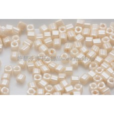 1.5mm方管日本珠-不透明亮彩米黃色-5g