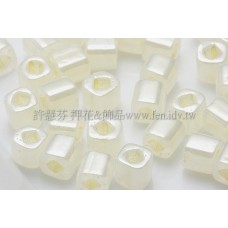 4mm方管日本珠斯里蘭卡珠光奶油香蕉色--10g